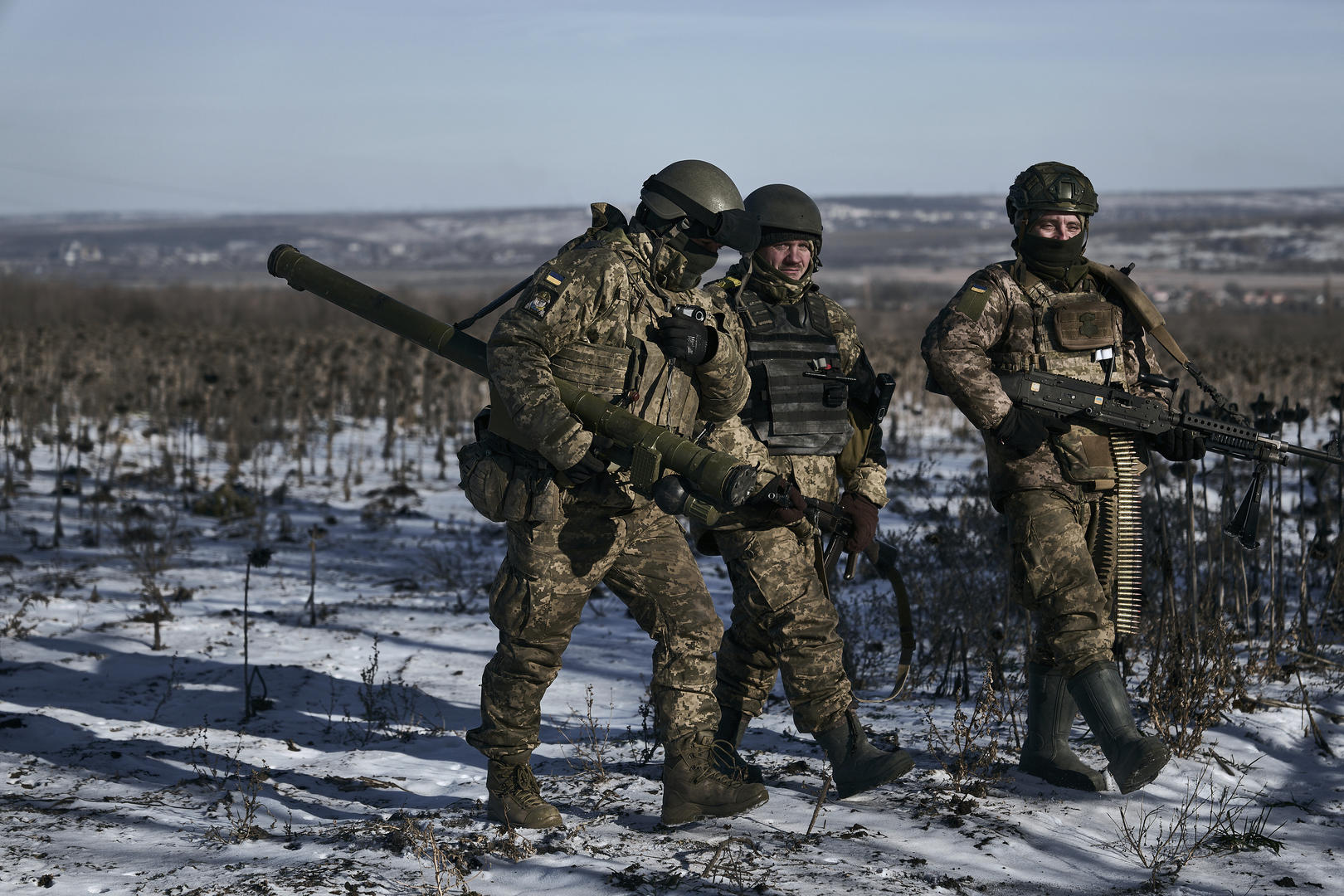 ↑1月11日，顿涅茨克地区索列达尔，前线的乌克兰士兵。图据视觉中国
