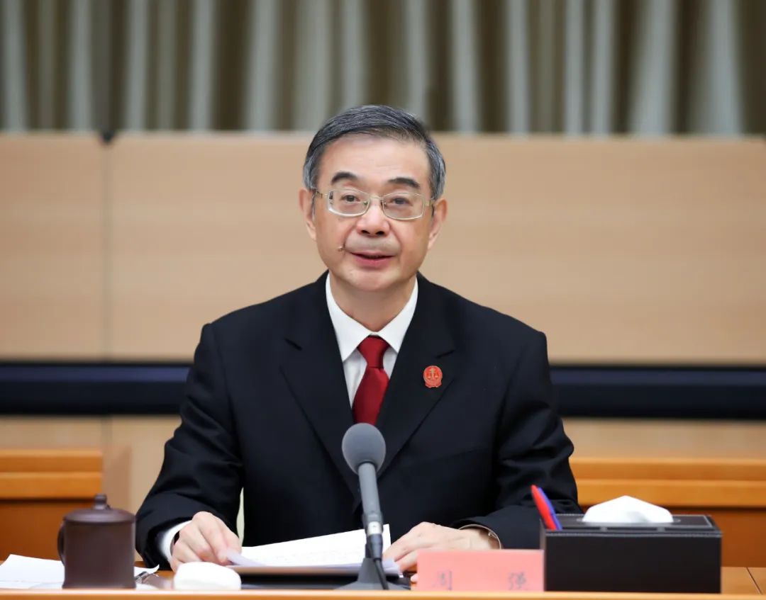 图为最高人民法院党组书记,院长周强出席会议并讲话.