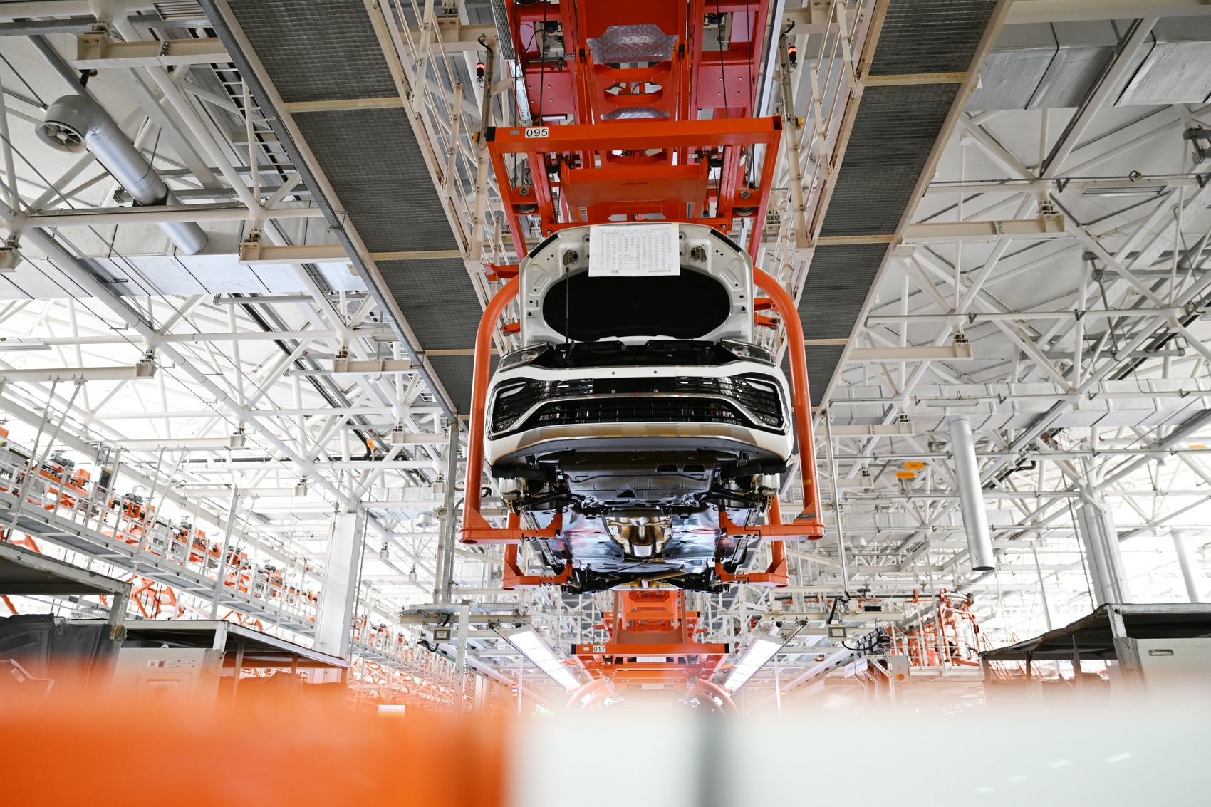 在天津经济技术开发区一汽-大众华北基地,车辆在生产线上等待装配零