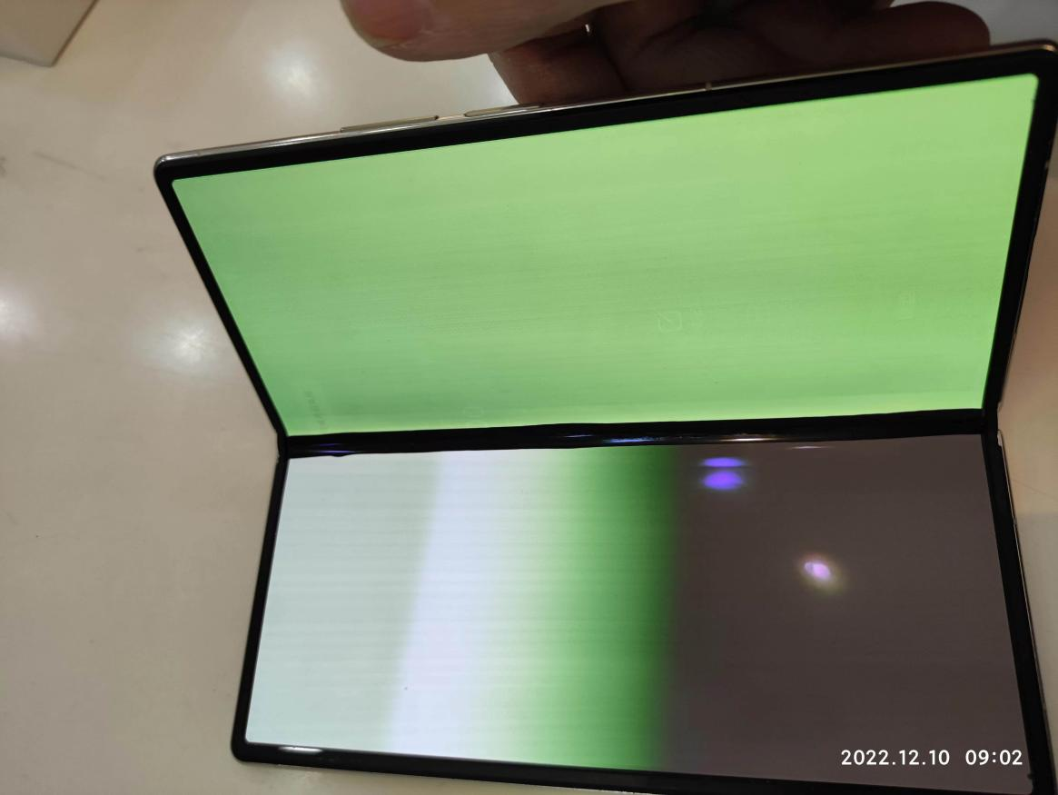 最新发布的折叠手机mixfold 2漏液,碎屏的投诉频频见诸媒体,这些"意外