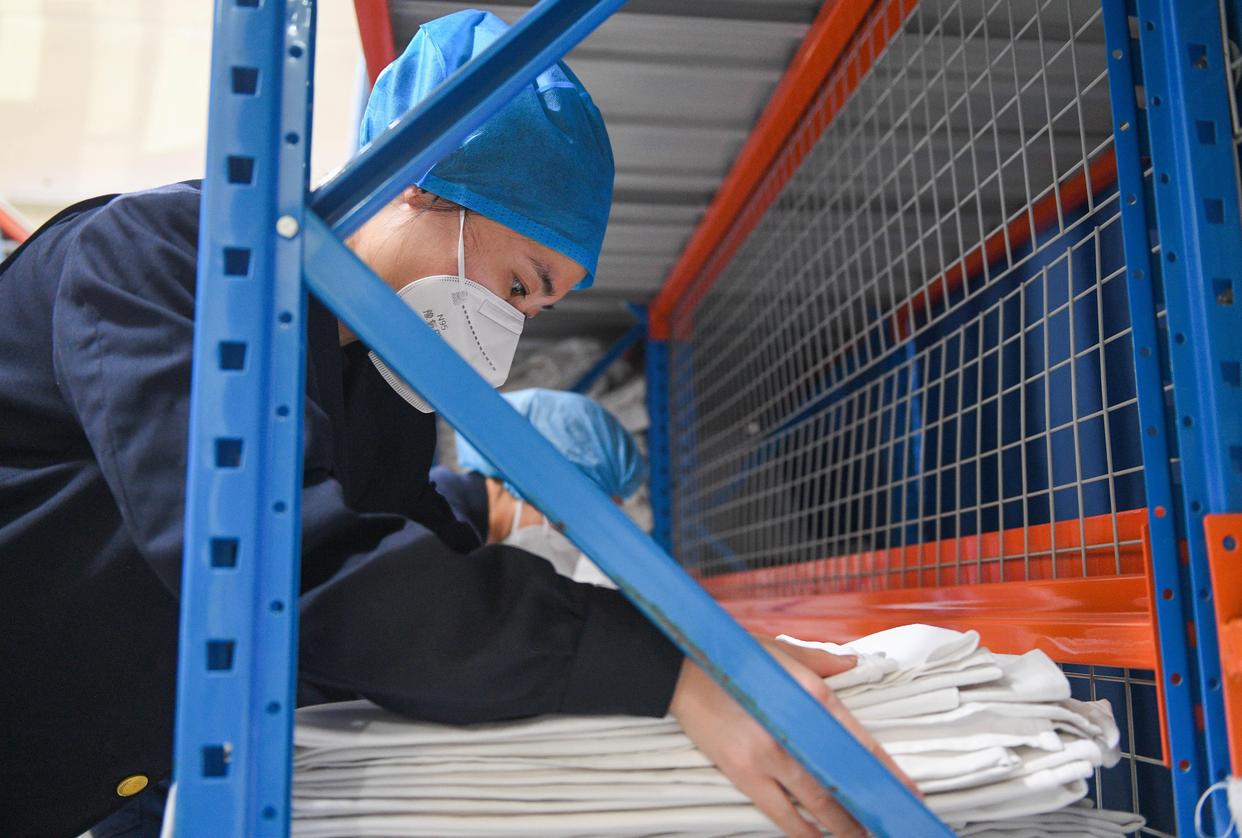 1月10日,工作人员在洗涤车间整理清洗干净的卧具.新华社记者 刘磊 摄