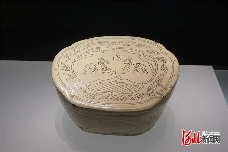 (河北博物院藏)河北日报资料片独具特色的装饰工艺盛唐时期,作为白瓷