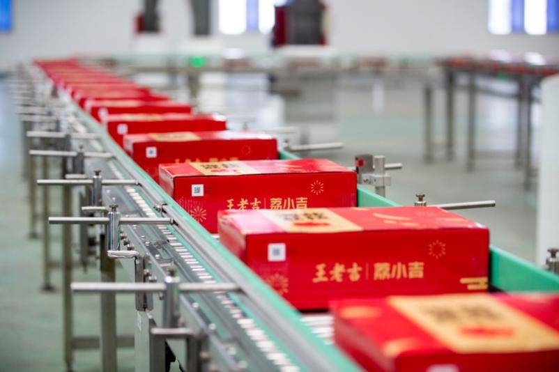 　　(图说：广药王老吉“荔小吉”荔枝深加工产品助力广东荔枝产业振兴发展 受访者图)
