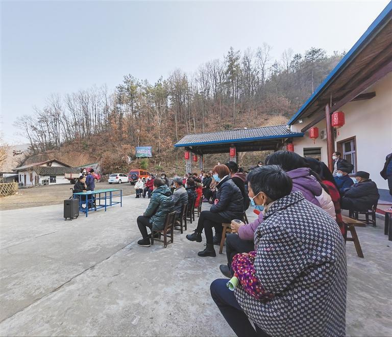 夏江波(左一)在石泉县饶峰镇胜利村杨家院子宣讲党的二十大精神.