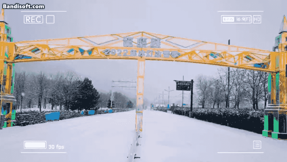 延庆降雪，龙庆峡彩灯与白雪相映衬