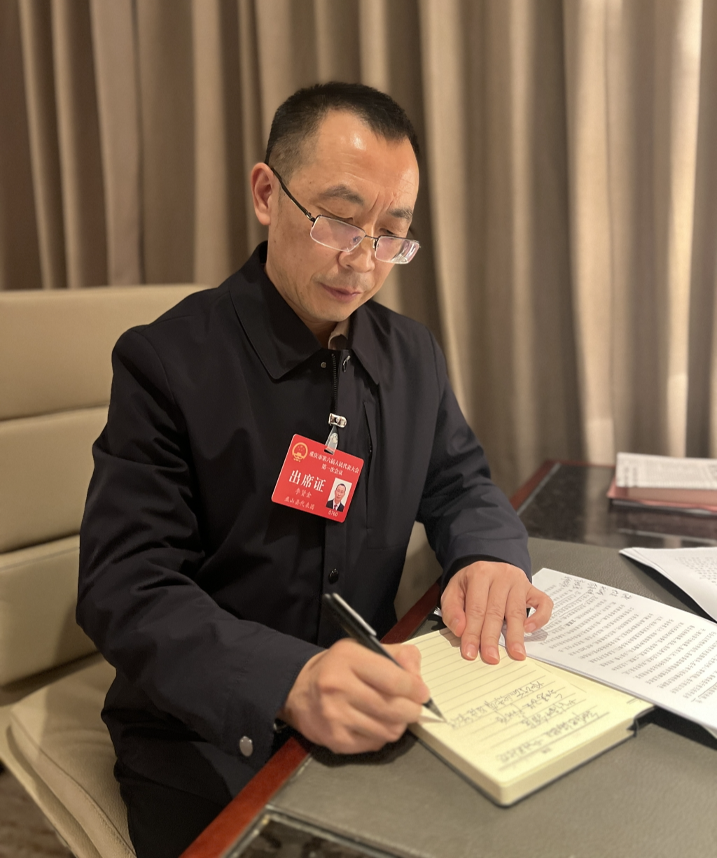 重庆市人大代表,巫山县大昌镇党委书记李贤金.记者 连肖 摄