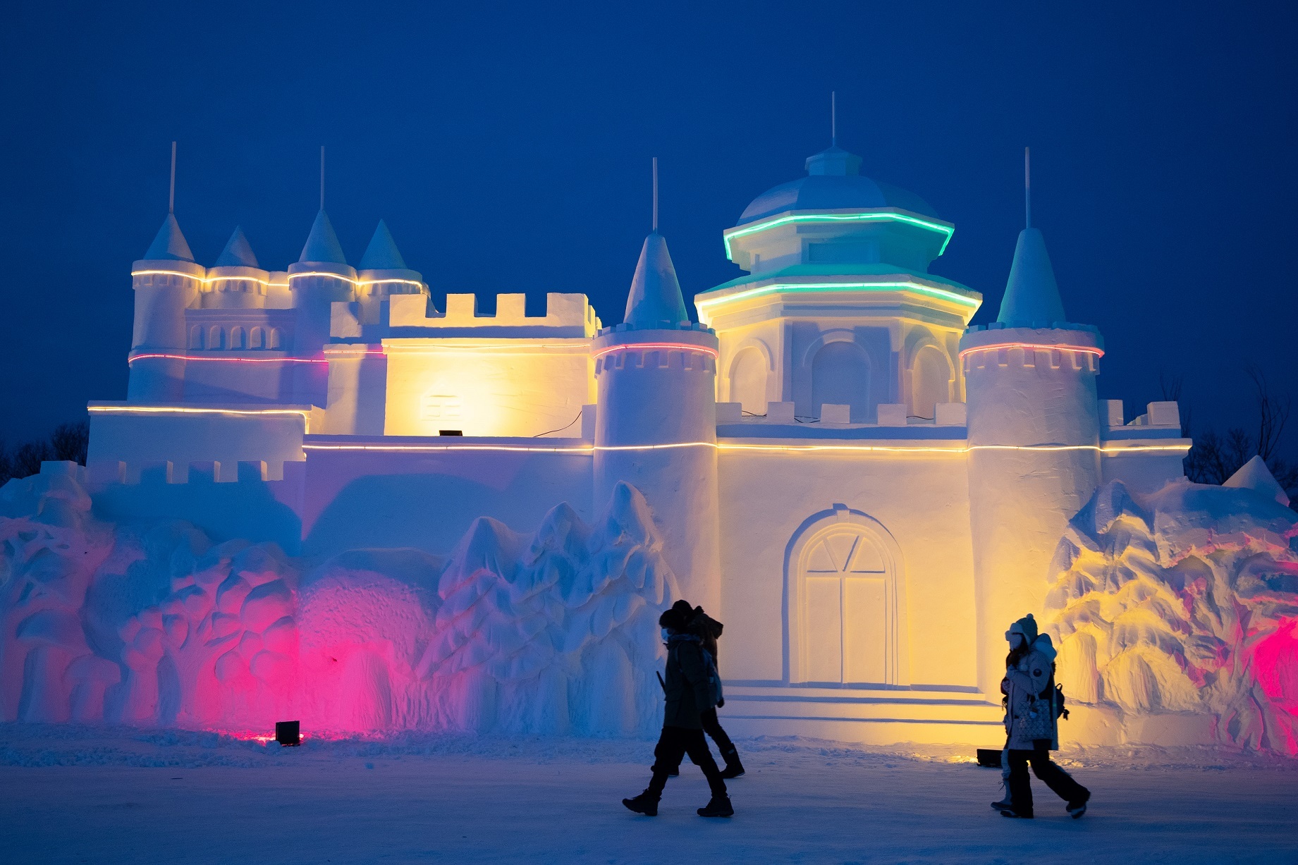 1月7日,游客在漠河市北极村冰雪童话世界内游玩.图片来源:新华社