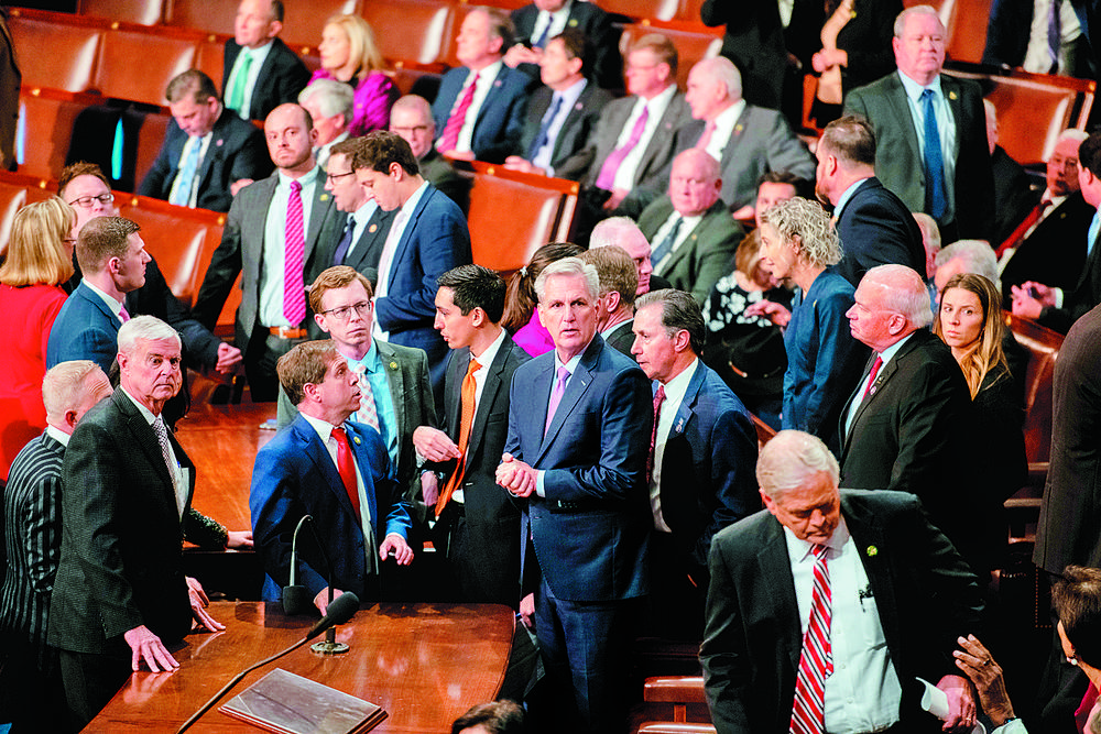 共和党众议员凯文·麦卡锡(中)于7日凌晨在第15轮众议院议长选举表决