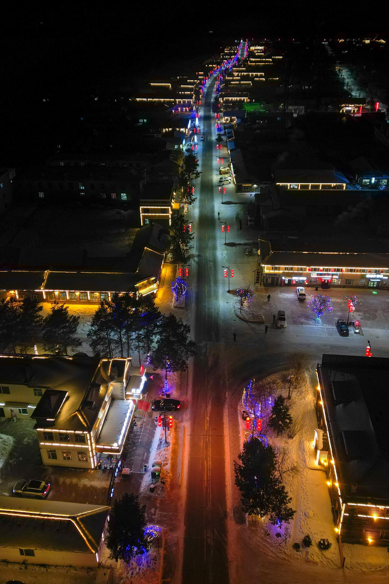这是1月7日拍摄的黑龙江省漠河市北极村夜景(无人机照片).
