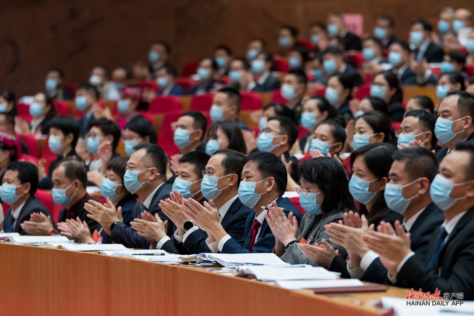 代表听取政府工作报告时热烈鼓掌. 海南日报记者袁琛 摄