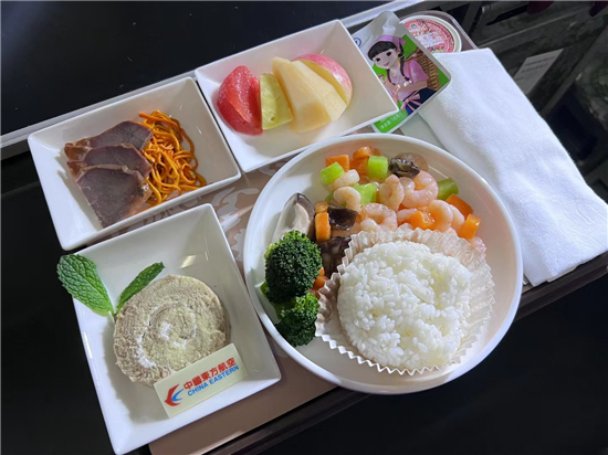　　国际航线机上热餐自1月8日起“回归”