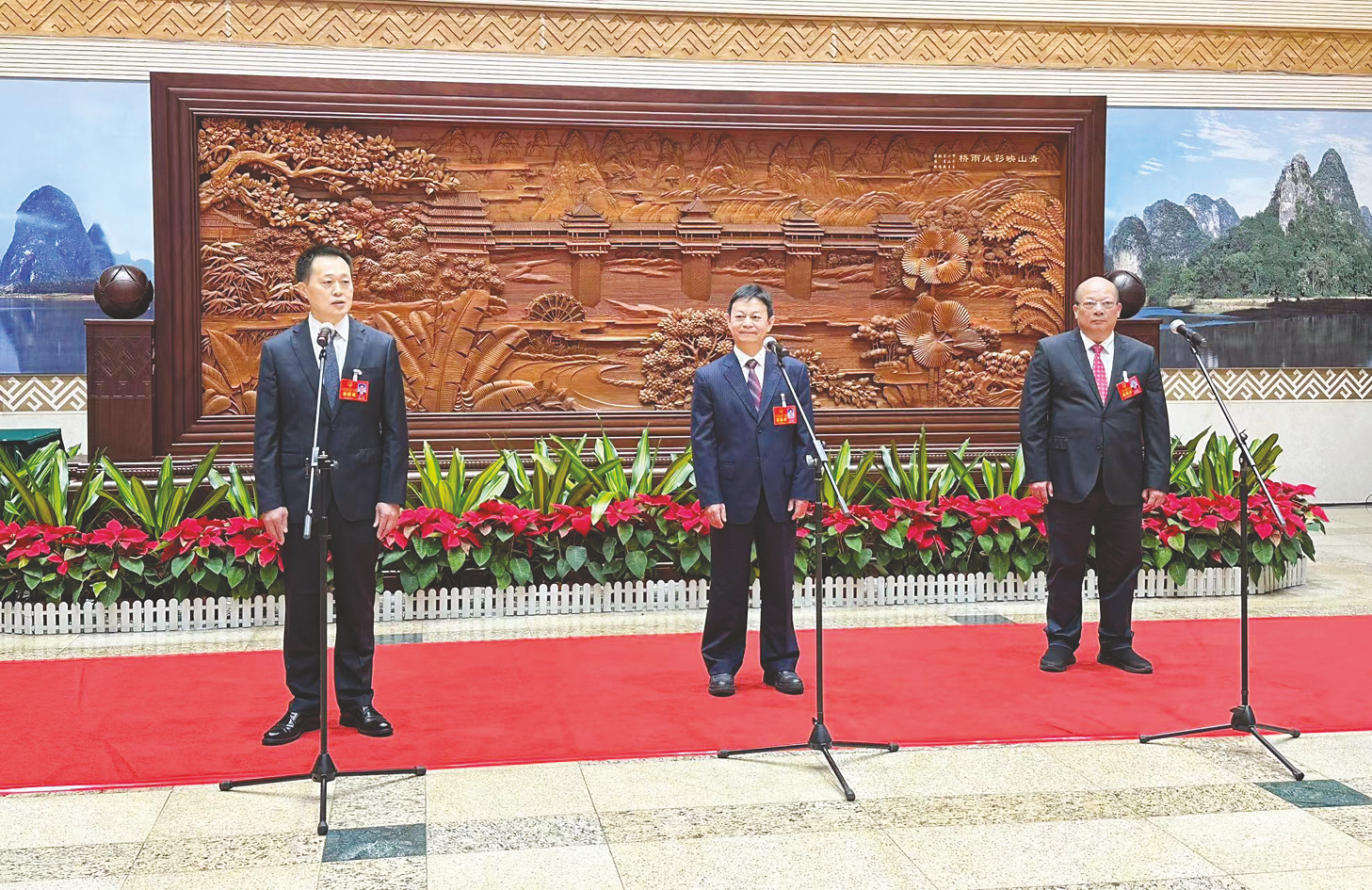     杨斌、王劼耘、姚佐平代表（从左至右）接受媒体记者采访    本报记者 彭媛媛 摄