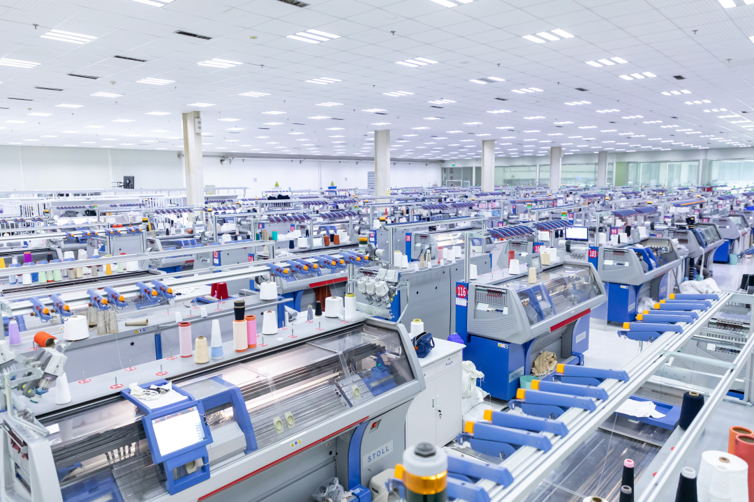 图:东黎羊绒厂房车间内,专供抖音电商订单的生产线
