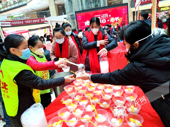 新时代文明实践志愿者为居民送汤圆.华龙网-新重庆客户端记者 闫仪 摄