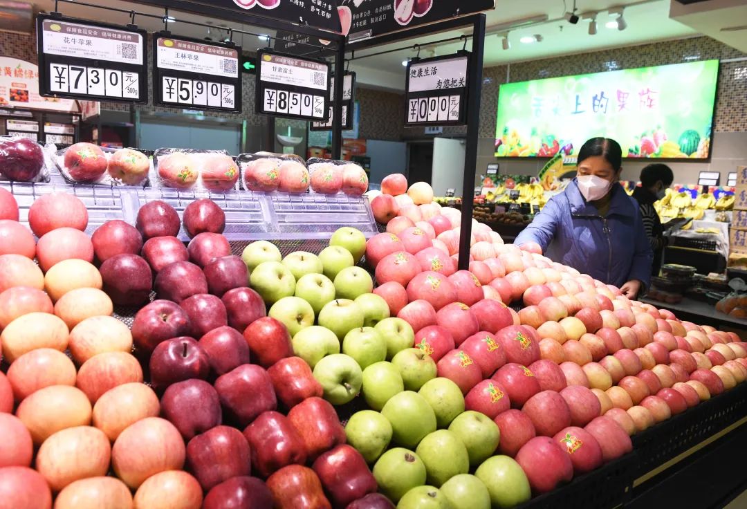 市民在河北省石家庄新乐市一家超市购买水果.贾敏杰摄(中经视觉)