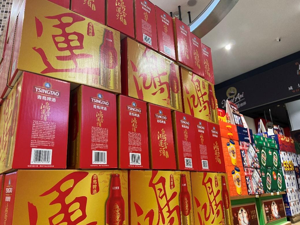 超市里的青岛啤酒堆头处,工作人员正在紧锣密鼓地上架新产品,"这款