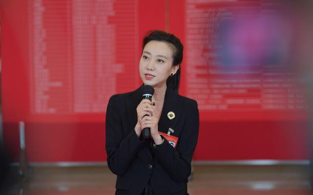 全国青联常委,北京市政协委员,北京舞蹈学院人文学院教授刘岩.