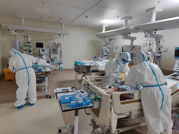 图说:新华医院sicu医护工作照