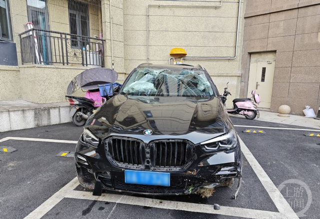 男子醉驾,车冲进花台翻滚几圈 开的宝马是跟朋友借的