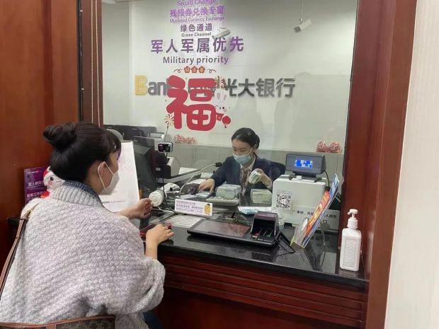 临近春节换新钞,10元、20元最抢手!网友:唔系1蚊5蚊咩?_手机新浪网