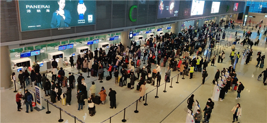 　　1月12日，虹桥机场东航值机柜台迎来客流小高峰