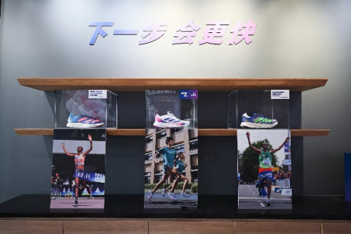 　　现场陈列ADIZERO跑鞋家族