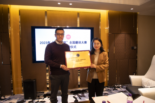 　　中国外文局CATTI中心副总经理冯婧一、佩琪教育总经理付志宽代表双方进行授牌仪式