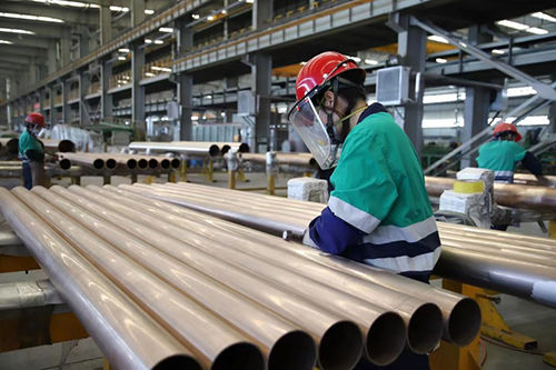 金川集团精密铜材有限公司生产厂房内,工人正在作业.(金川集团供图)