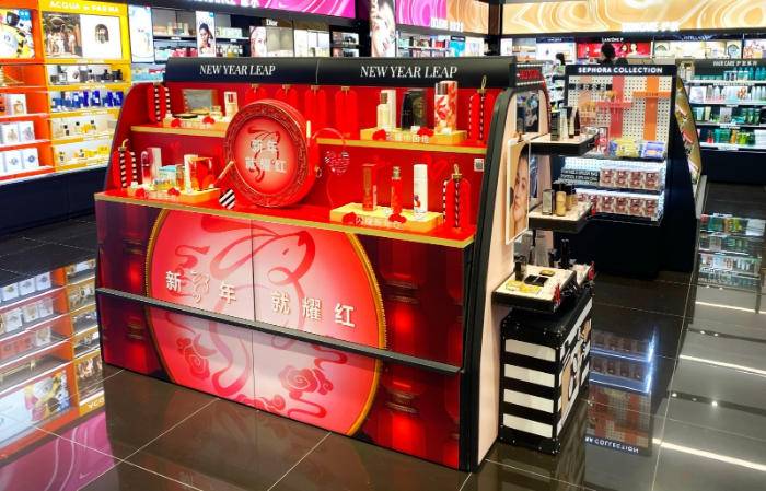 美妆自营店、集合店充满了新年元素。   中国商报 记者  马嘉 