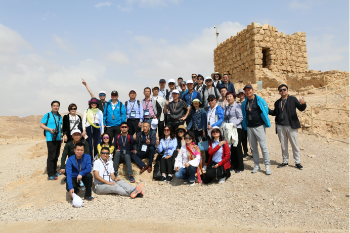 　　中欧工商学院的同学们在耶路撒冷合影留念