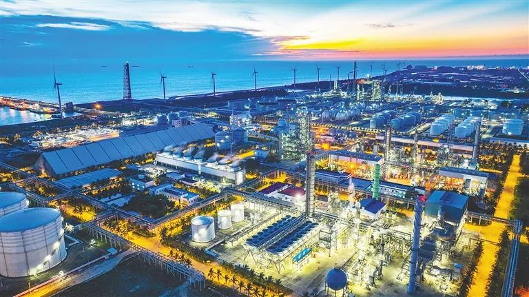 东方市临港产业园,夜景璀璨.(资料图)