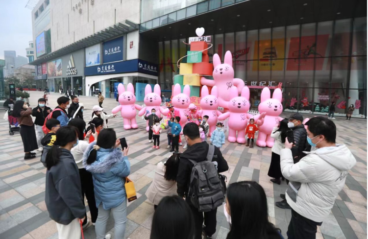 　　临深南道矗立近7米高的PILO粉皮诺,恭候您的光临!