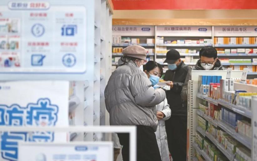 ↑12月27日，市民在天津市一药店购药 图据新华社