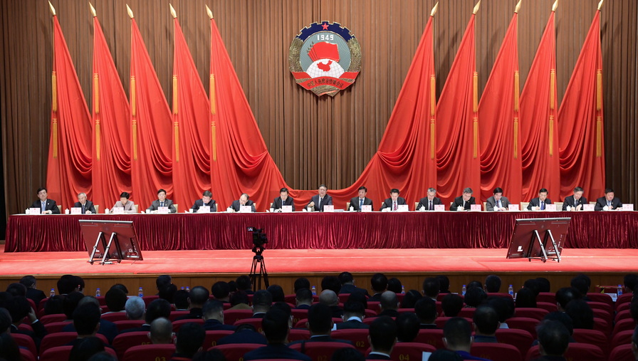 上海市政协十四届一次会议举行大会发言,陈吉宁听取委员意见建议,逐一