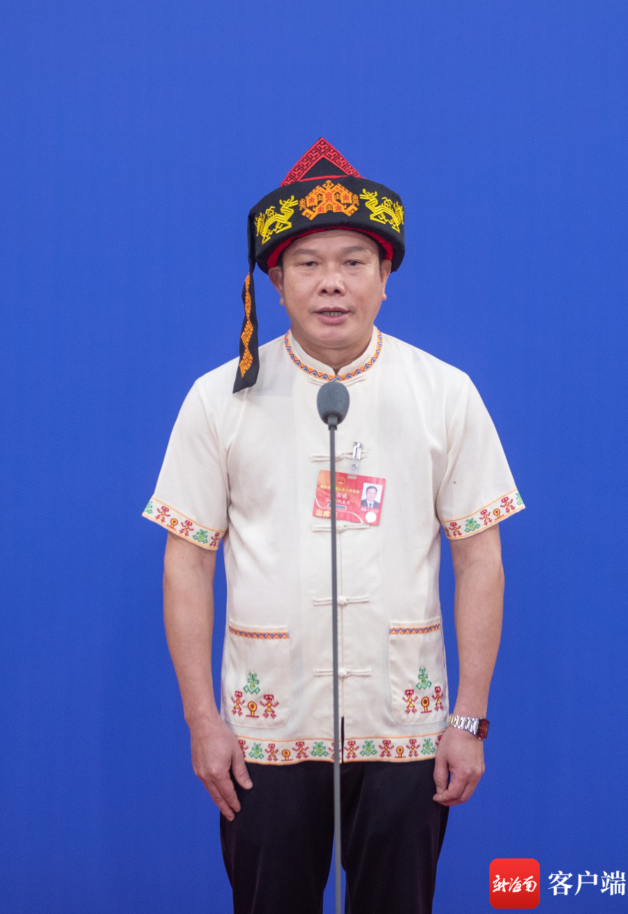海南省人大代表,五指山市委副书记,市人民政府市长陈国梁.记者 刘洋摄