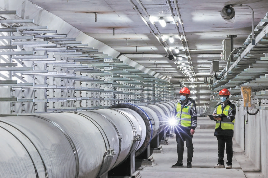 运维人员对位于地下的大兴机场高速综合管廊进行巡视.本报记者邓伟摄