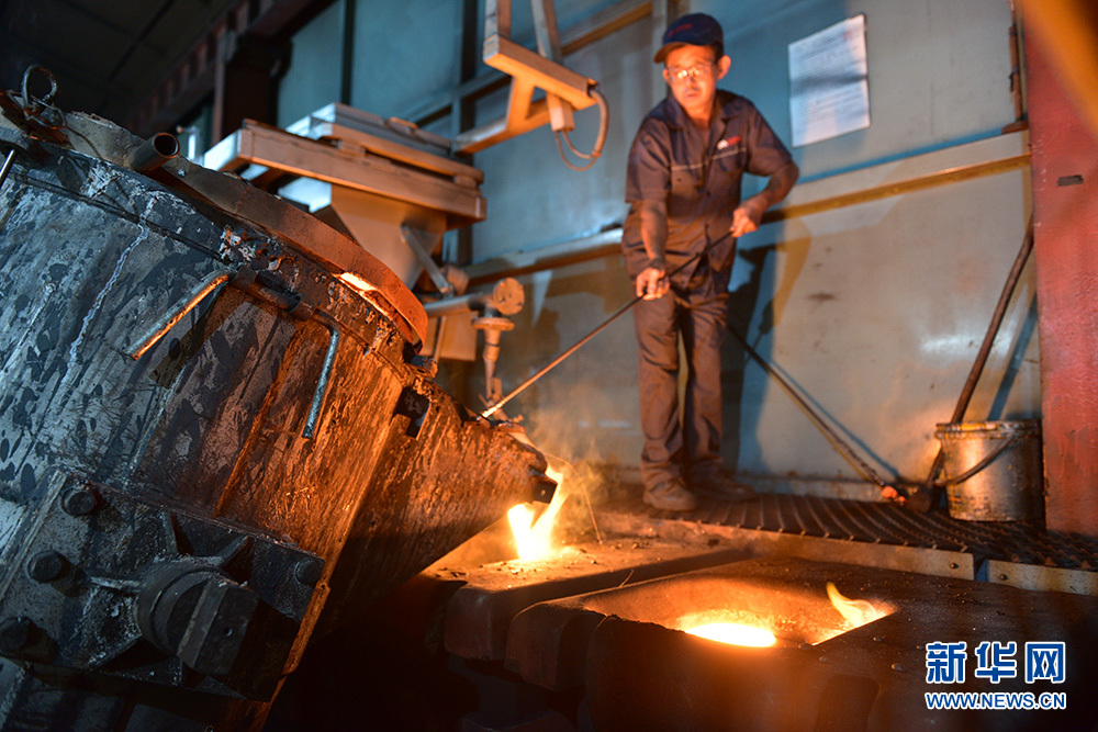 图为泊头市某铸造企业的工人正在进行浇铸作业.新华网发 田志锋摄