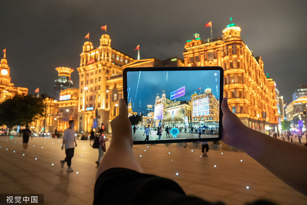 2022年8月30日，上海，市民在外滩体验基于元宇宙概念的城市数字孪生应用程序。人民视觉 资料图