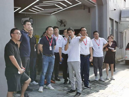 　　(注：中间穿白色Polo衫为施恒之先生)