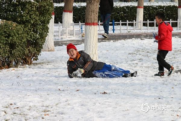 石家庄迎2023年首场降雪,恰逢北方小年,一场瑞雪增添了不少年味。(图/冯宇)