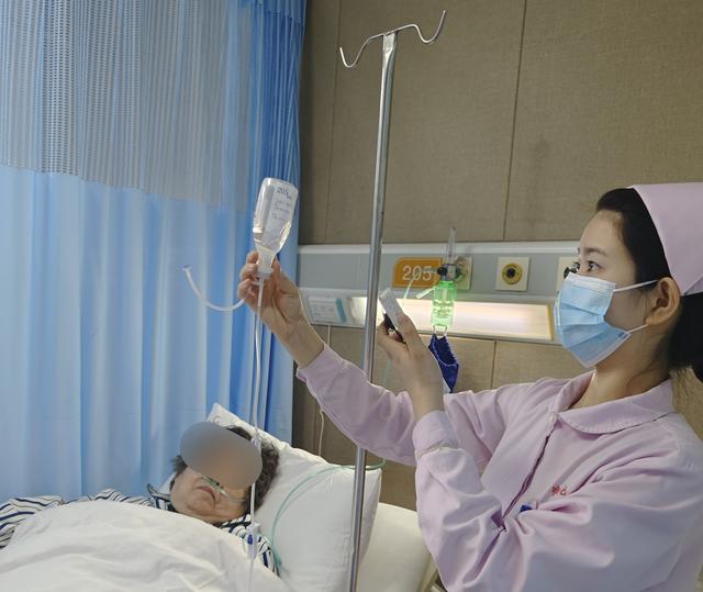 (图说:护士正在给患者输液.姜晶晶 摄影)