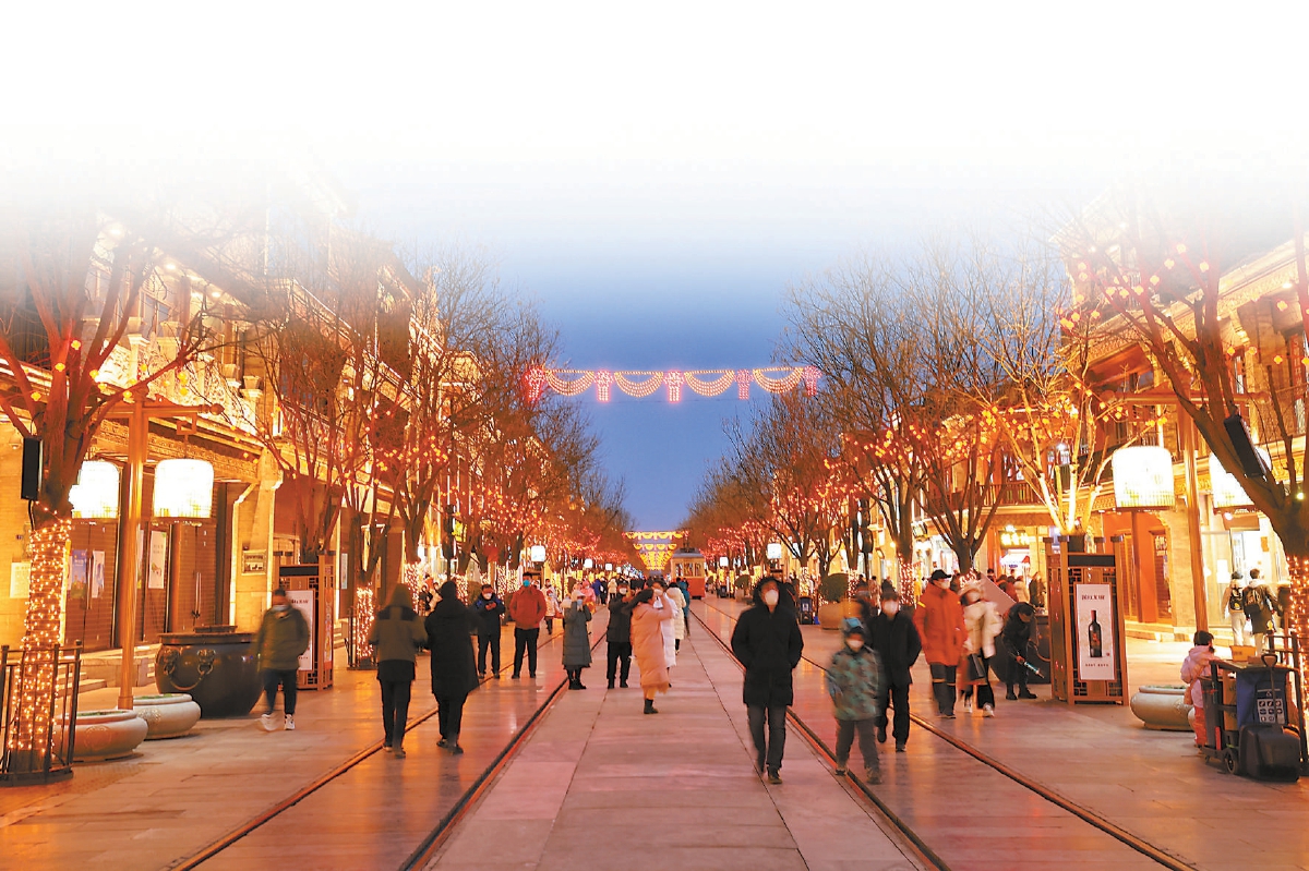 昨晚,前门商圈灯火辉煌,迎来大量消费者和游客. 本报记者 邓伟 摄