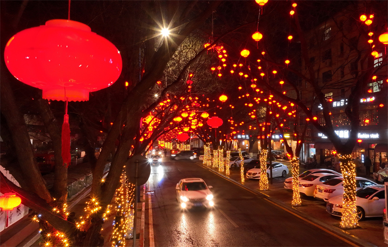 1月12日拍摄的唐山市迁西县城街道夜景(无人机照片).