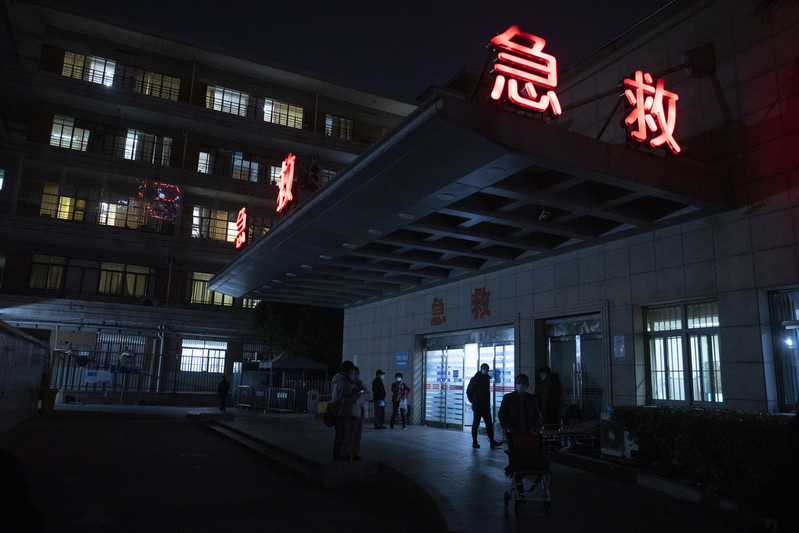 凌晨时分的瑞金抢救室外.