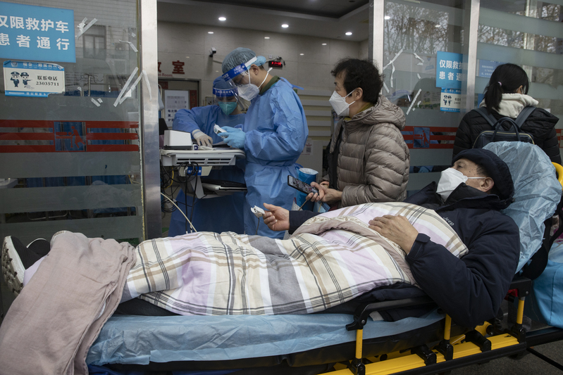 直击瑞金医院急诊抢救室:我们已经是满负荷救治|护士_新浪财经_新浪网