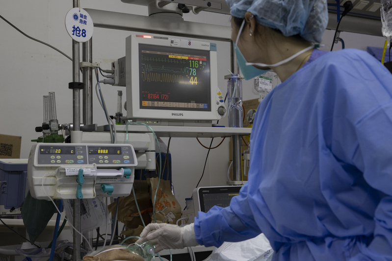 直击瑞金医院急诊抢救室:我们已经是满负荷救治|护士_新浪财经_新浪网