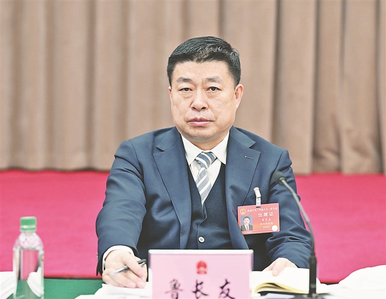 文/本报记者 孙伟民 摄/本报记者 郭俊峰梁惠玲代省长代表省政府作