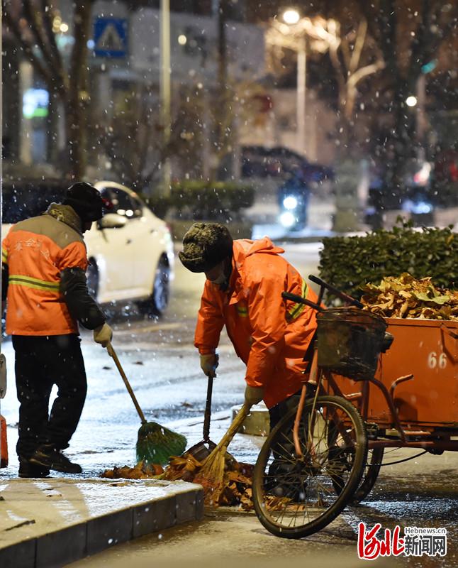1月14日清晨,风雪中石家庄市长安区环卫工人清扫路面垃圾.