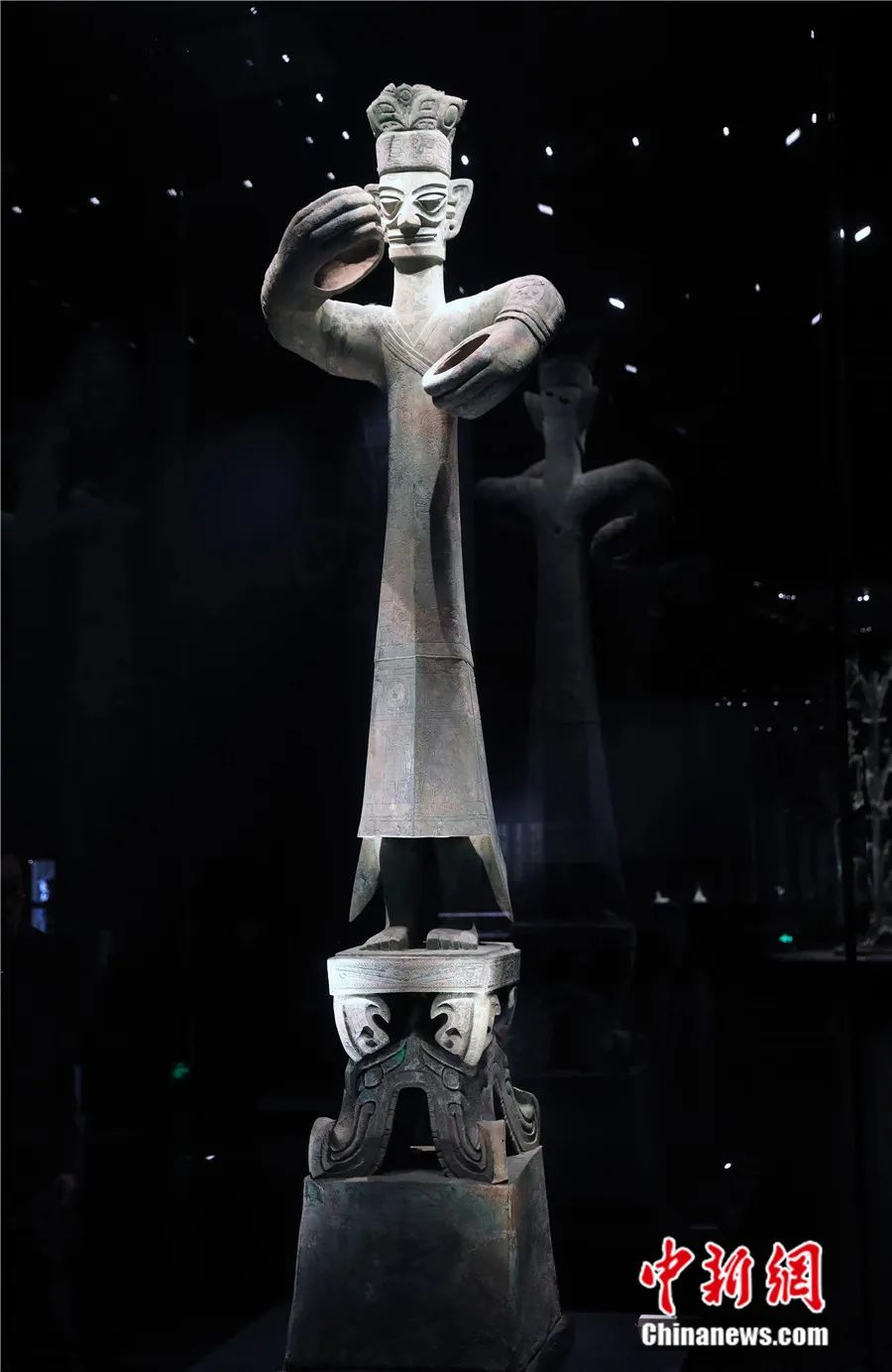 三星堆青铜立人像.王磊 摄