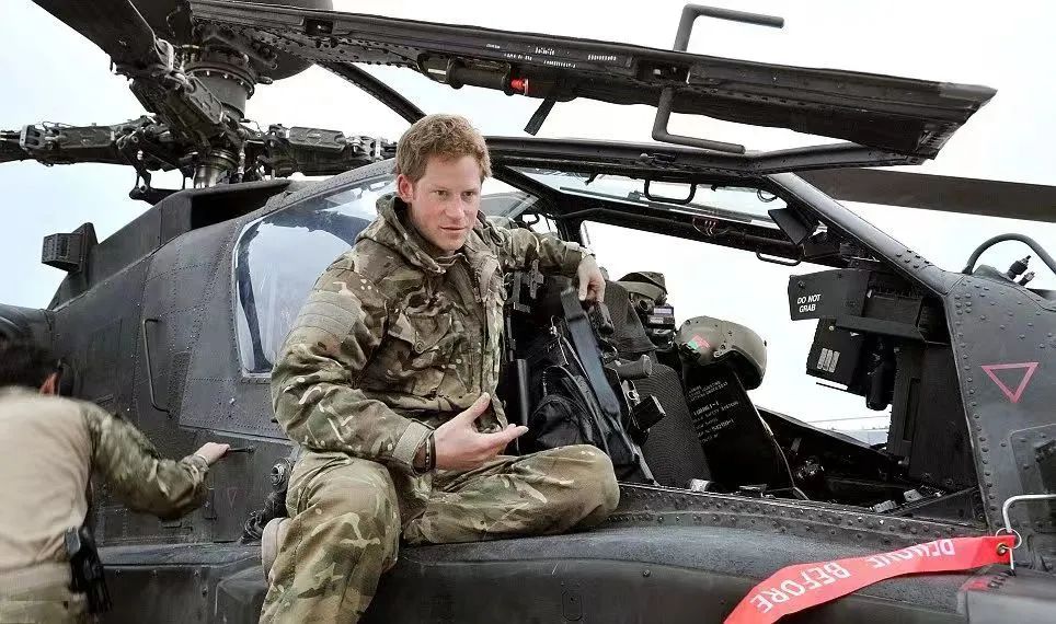 2012年，哈里王子在阿富汗担任直升机飞行员